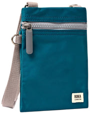 Sac à bandoulière Roka Chelsea XS en nylon recyclé - Bleu mer du Nord