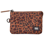 Roka Carnaby Petit portefeuille en toile recyclée - Mini Léopard Marron