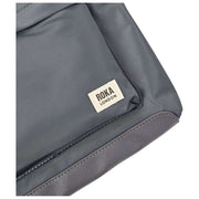 Sac à bandoulière Roka Kennington de taille moyenne en nylon recyclé - Gris Beluga
