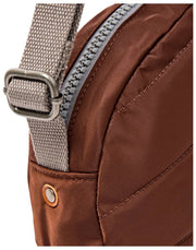 Roka Paddington Petit sac à bandoulière en nylon recyclé - Rocky Road Brown